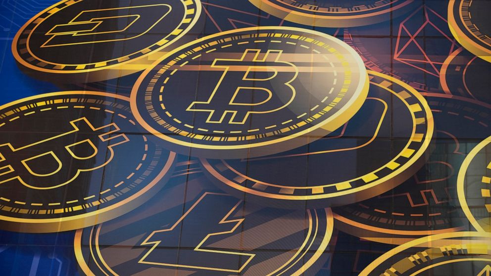 DATEI – Eine Werbung für Bitcoin, eine der Kryptowährungen, wird am 18. November 2021 auf einem Gebäude in Hongkong gezeigt. Bitcoin und andere Kryptowährungen brachen am Montag, den 13. Juni 2022, im Preis zusammen, nachdem der große Krypto-Kreditgeber Celsius gestoppt hatte