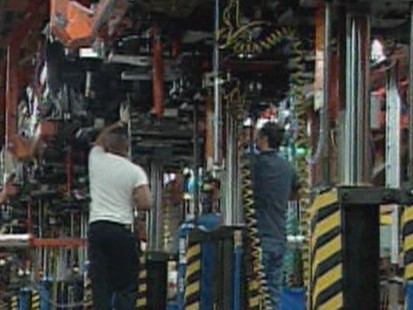VIDEO: General Motors has a new offer for its bondholders, yet bankruptcy still looms.