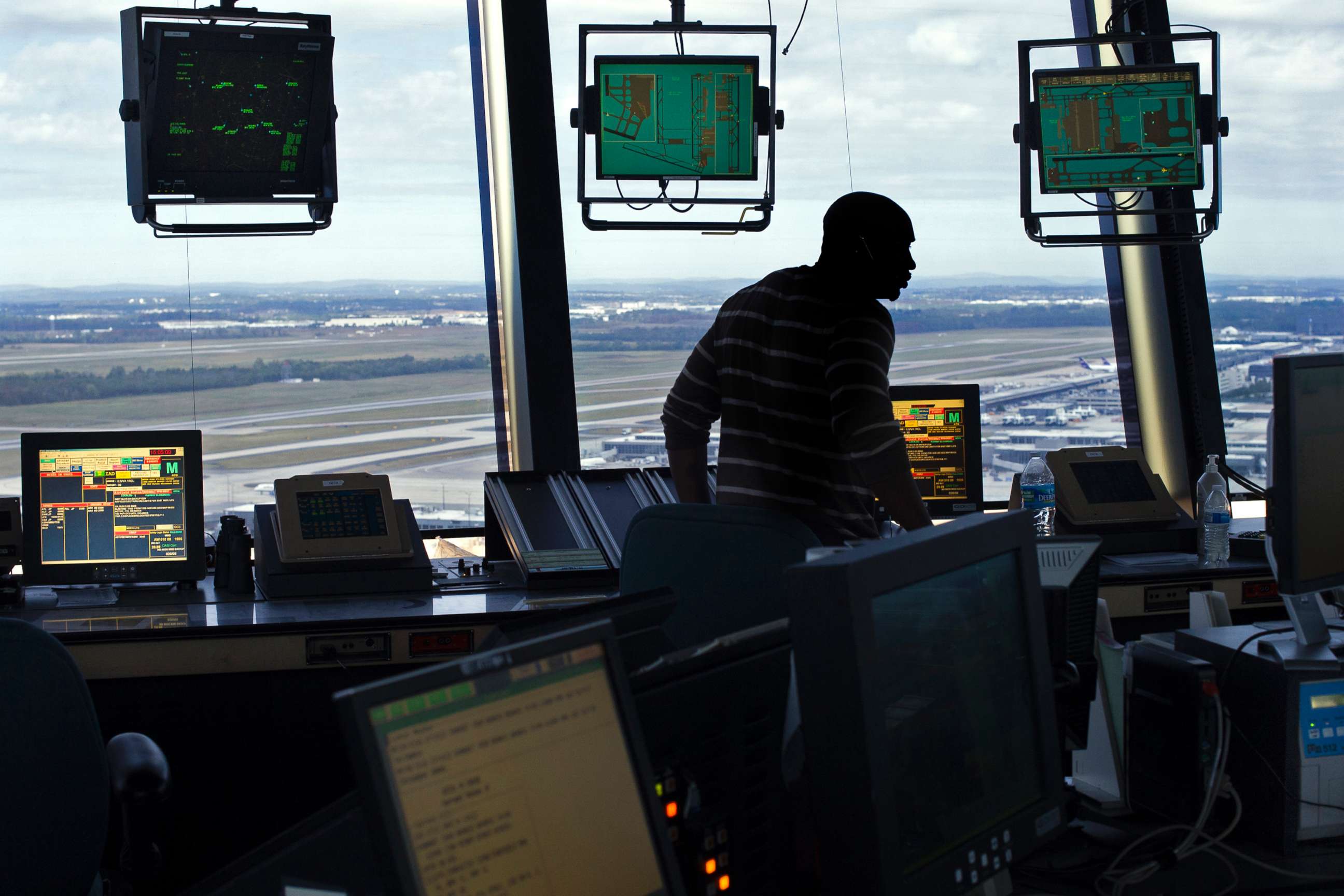 PHOTO: In this Sept. 27, 2016 file photo an FAA Air Traffic Controller works in the Dulles International Airport Air Traffic Control Tower in Sterling, Va., Sept. 27, 2016.