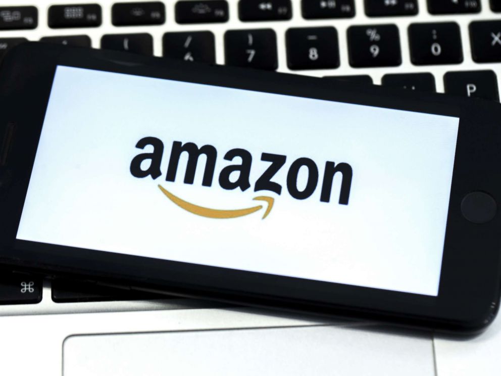 PHOTO: Le logo Amazon est affiché à l'écran d'une photo mobile sur une photo. 