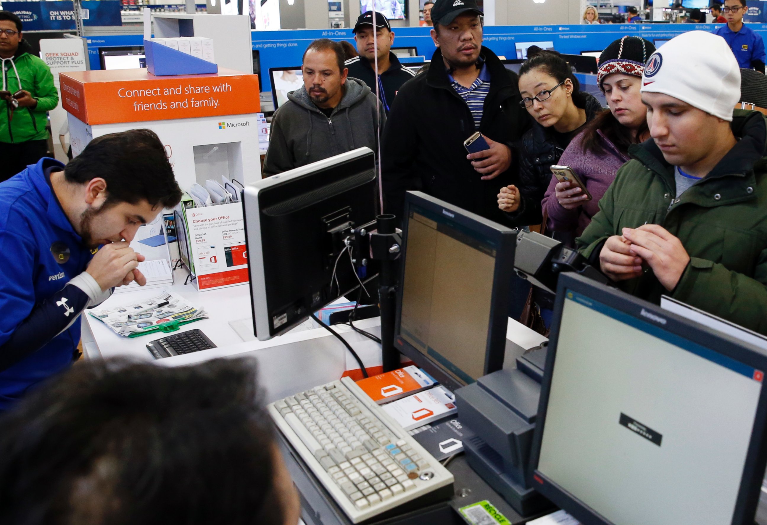 PHOTO: Shoppers line up for purchases at a Best Buy store on Friday, Nov. 25, 2016, in Skokie, Ill.