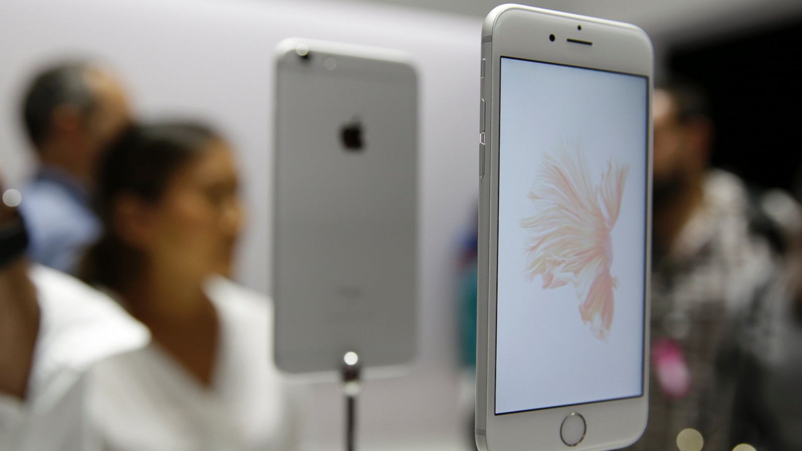 Apple: iPhone 6s and 6s Plus 'On Pace' to Surpass Last Year's Record Launch  Weekend Sales