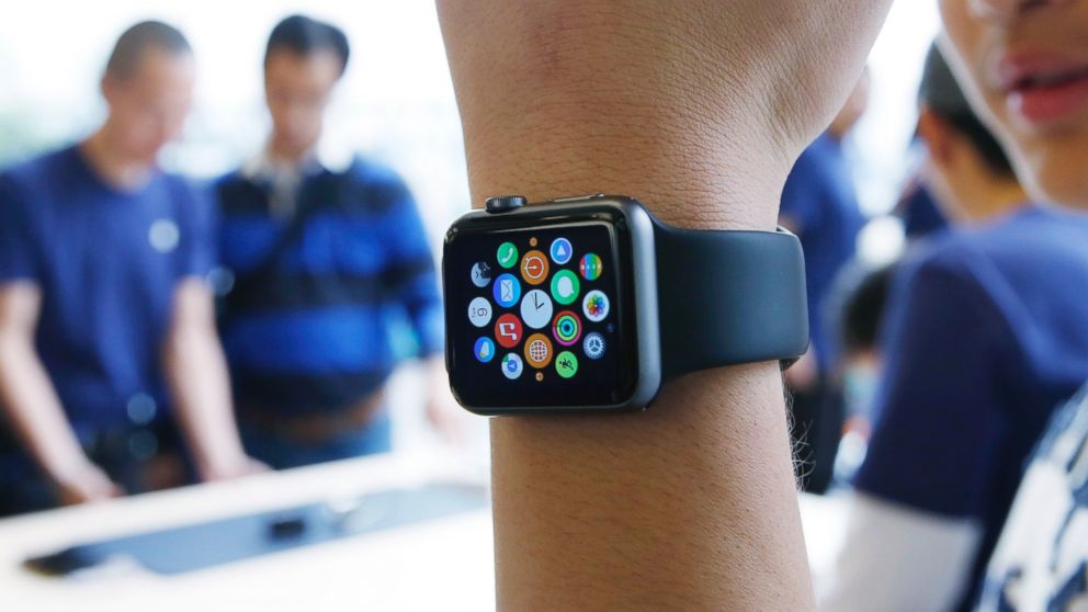 Часы apple к андроиду. Apple watch se 2022. Часы эпл вотч и наушники. Часы эпл вотч на руке женские. Apple watch на палец.