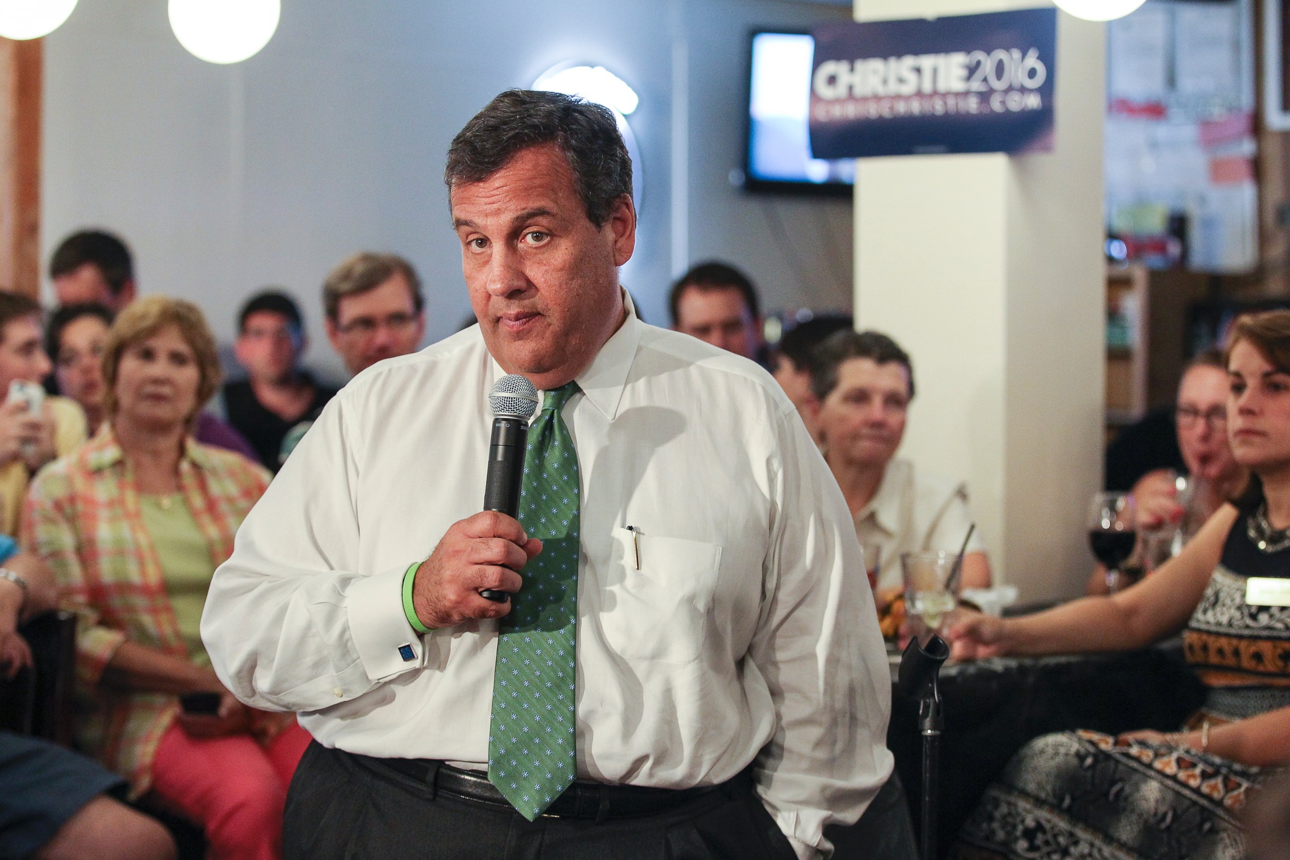 PHOTO: Republican presidential candidate, New Jersey Gov. Chris Christie, speaks at a town hall meeting at Sayde's Neighborhood Bar & Grill in Salem, N.H., on Aug. 24, 2015.
