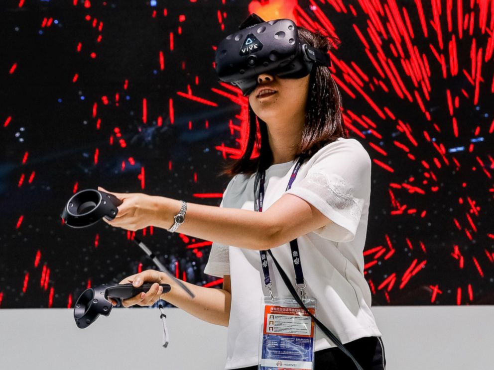 PHOTO: A visitor tries out an HTC VR device during the 2016 Mobile World Congress in Shanghai, China, June 29, 2016.