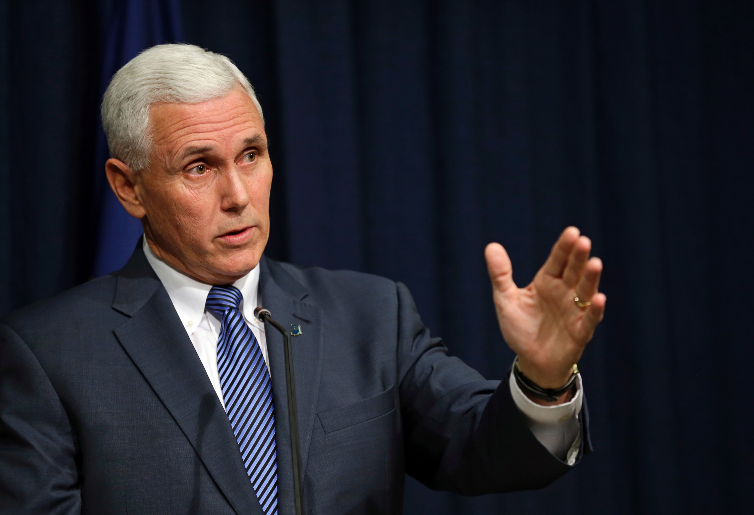 PHOTO: Indiana Gov. Mike Pence holds a news conference at the Statehouse in Indianapolis, March 26, 2015.