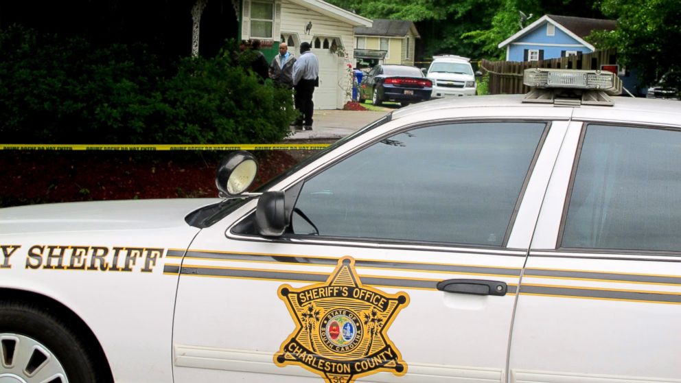 PHOTO: Investigators work at a scene of a shooting in Hollywood, S.C., May 7, 2015.