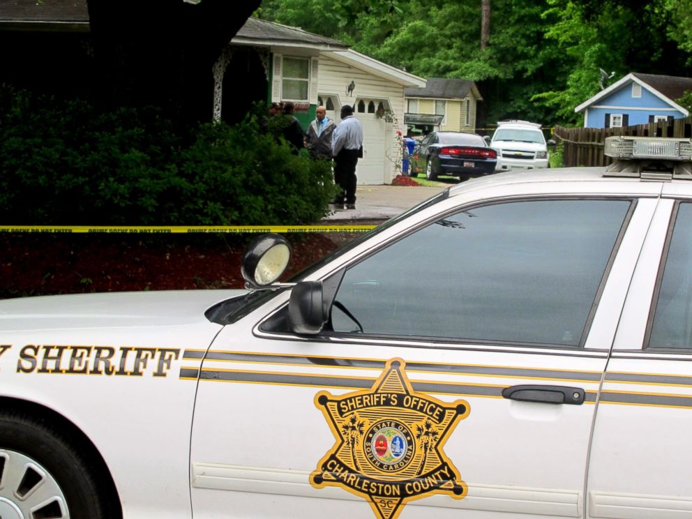 PHOTO: Investigators work at a scene of a shooting in Hollywood, S.C., May 7, 2015.