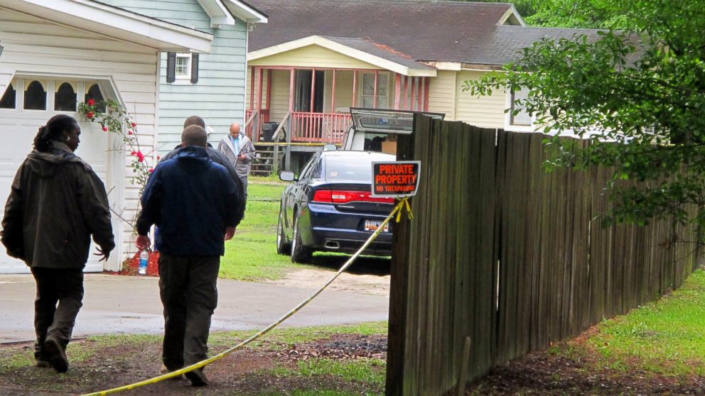 PHOTO: Investigators work at a scene of a shooting in Hollywood, S.C., May 7, 2015.