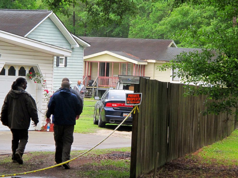 PHOTO: Investigators work at a scene of a shooting in Hollywood, S.C., May 7, 2015.