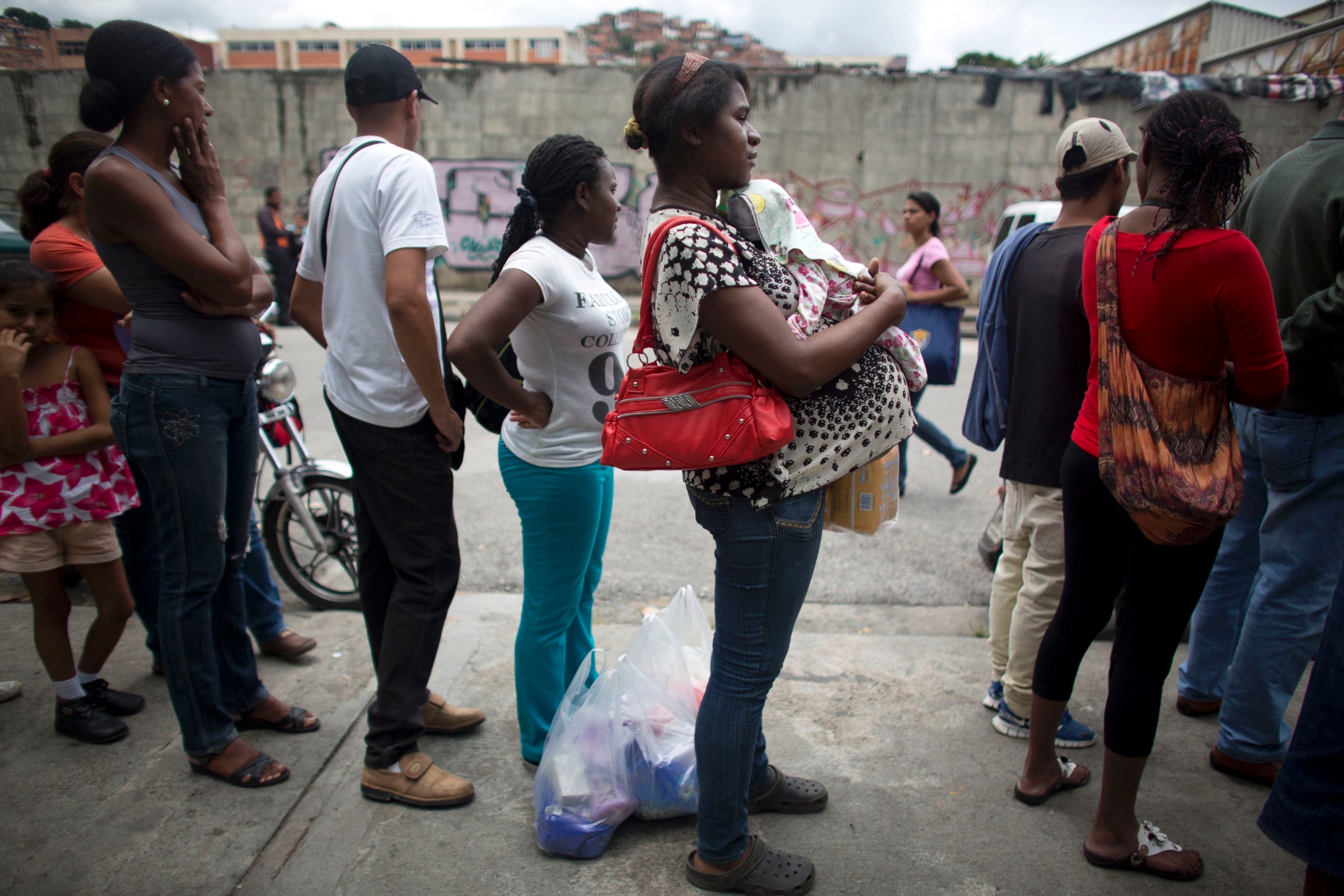 PHOTO: A pregnant woman waits in line outside a supermarket to buy food in Caracas, Venezuela, May 2, 2016.