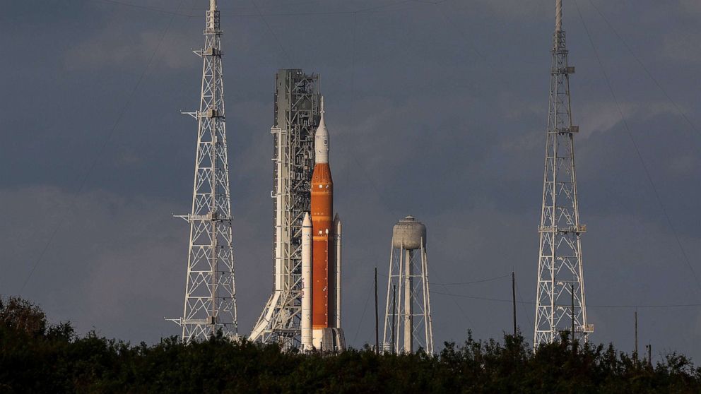 Roket Artemis dijadwalkan diluncurkan ke bulan Rabu pagi setelah serangkaian penundaan