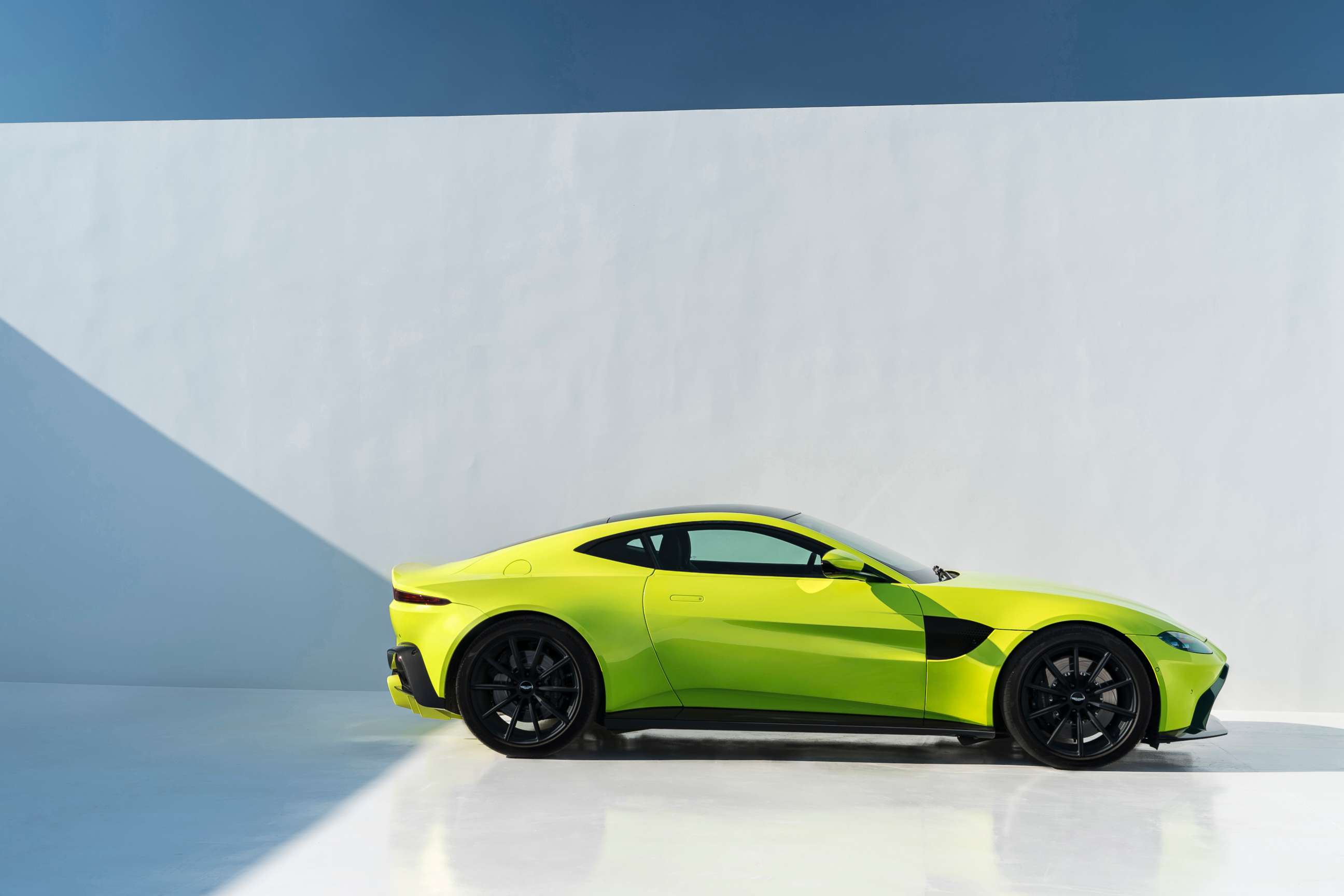 PHOTO: New Aston Martin Vantage