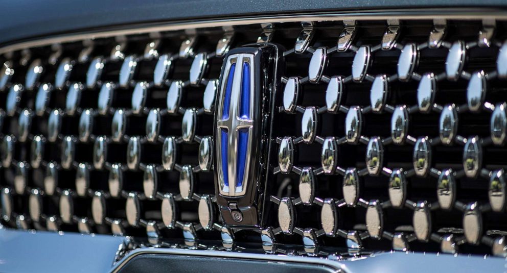 PHOTO: The new grill on the Lincoln Aviator.