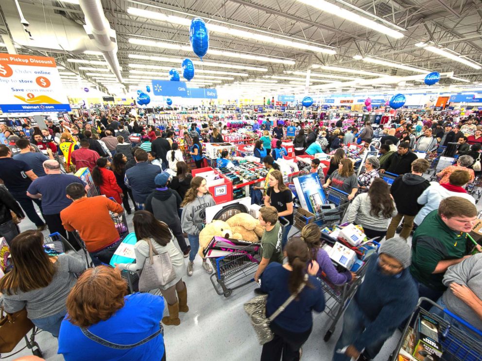 PHOTO: Holiday shoppers score great deals at Walmart on Nov. 23, 2017, in Bentonville, Ark.