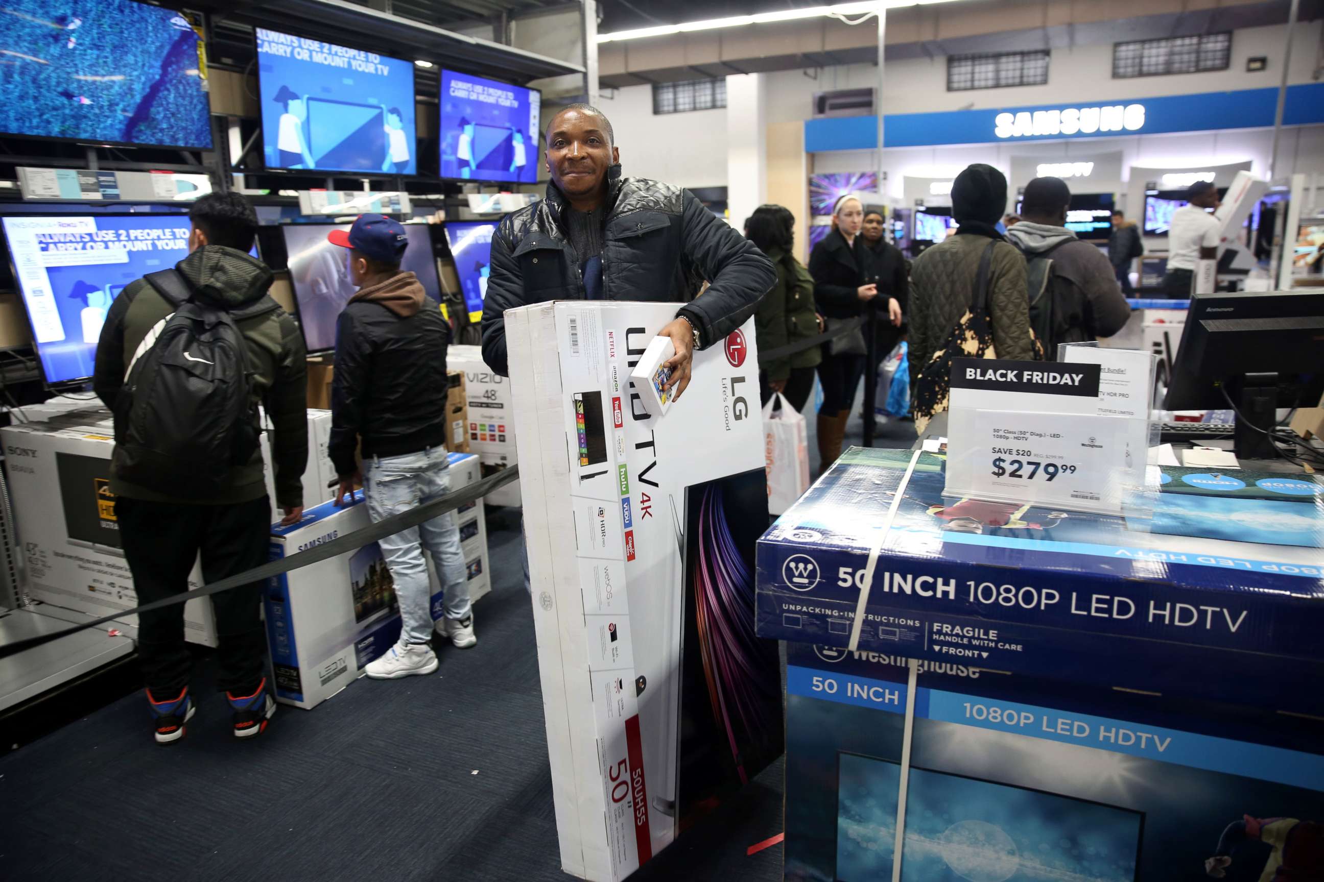 PHOTO: People shop for electronics on Black Friday at a mall in the Brooklyn borough of New York City, Nov. 25, 2016.