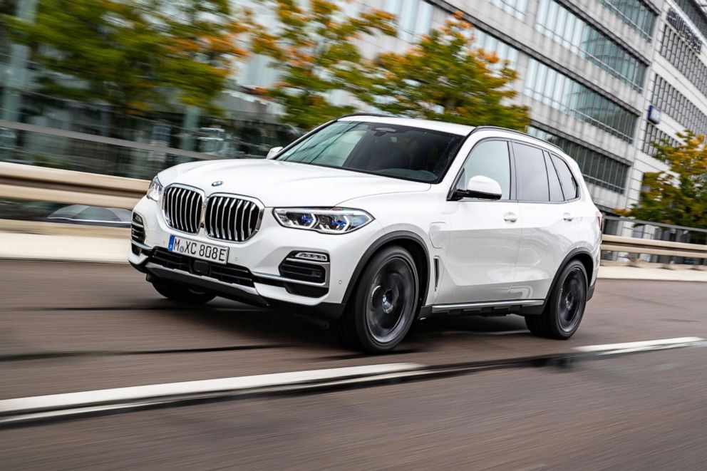 PHOTO: The 2021 BMW X5 xDrive45e.