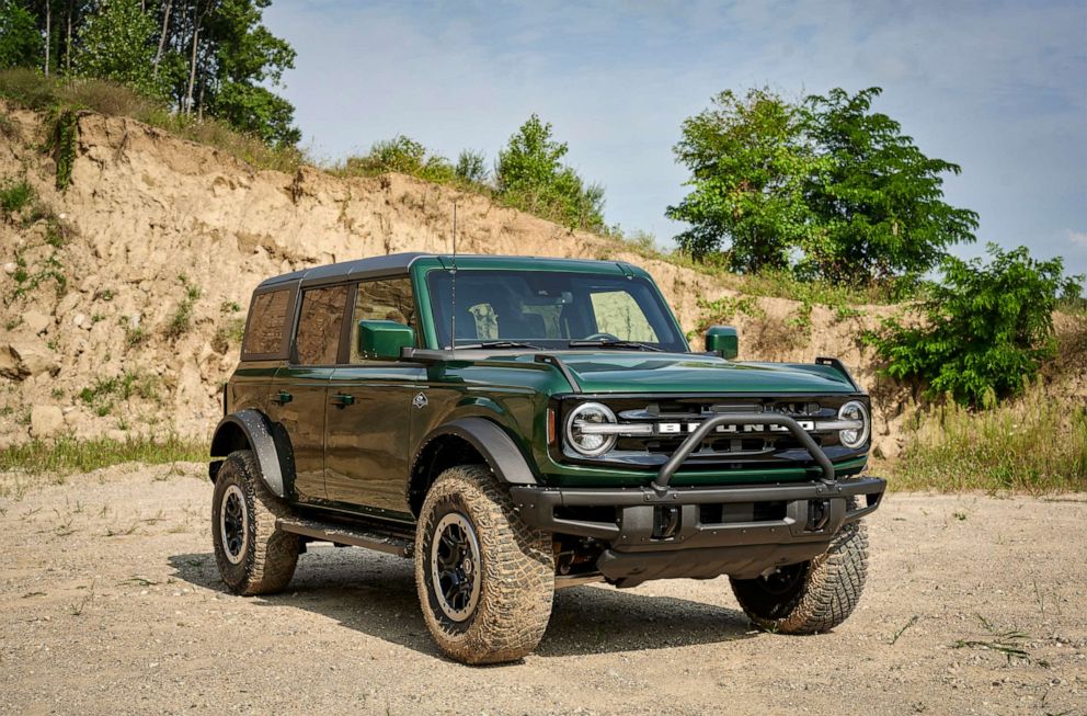 PHOTO: Ford expanded its seven-speed manual transmission to the Sasquatch Package on 2022 Bronco two- and four-door models.