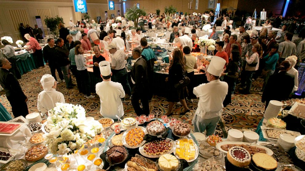 PHOTO: Patrons take food from the buffet line at Las Vegas Hilton in Las Vegas on Tuesday, March 28, 2006.