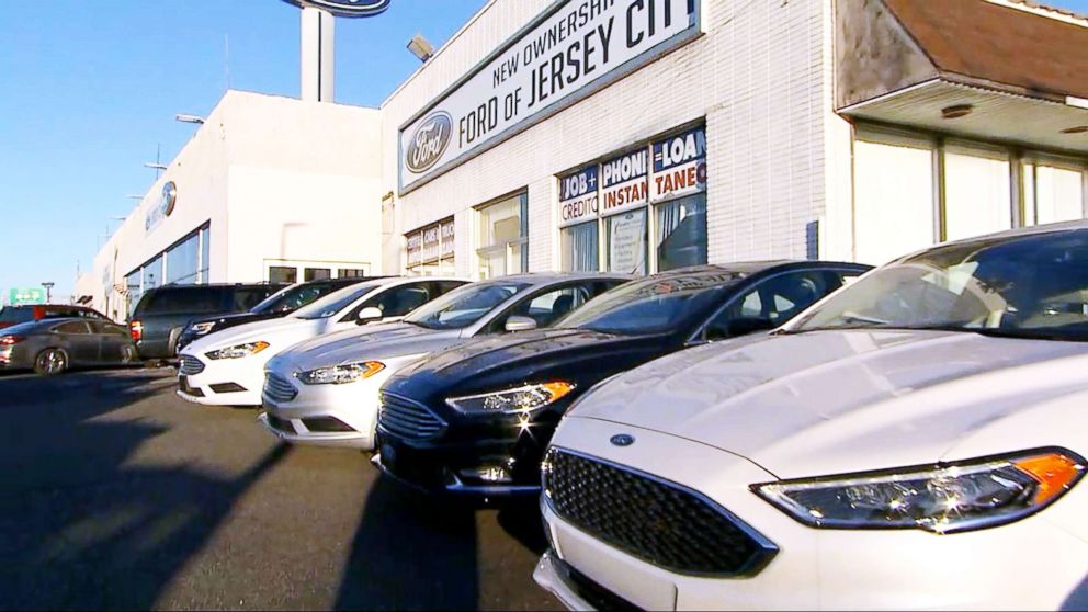 PHOTO: Matt DeLorenzo, managing editor of Kelley Blue Book, said buyers could see a bit deeper discounts this year because sales have slowed slightly -- down 2 percent over previous sales.