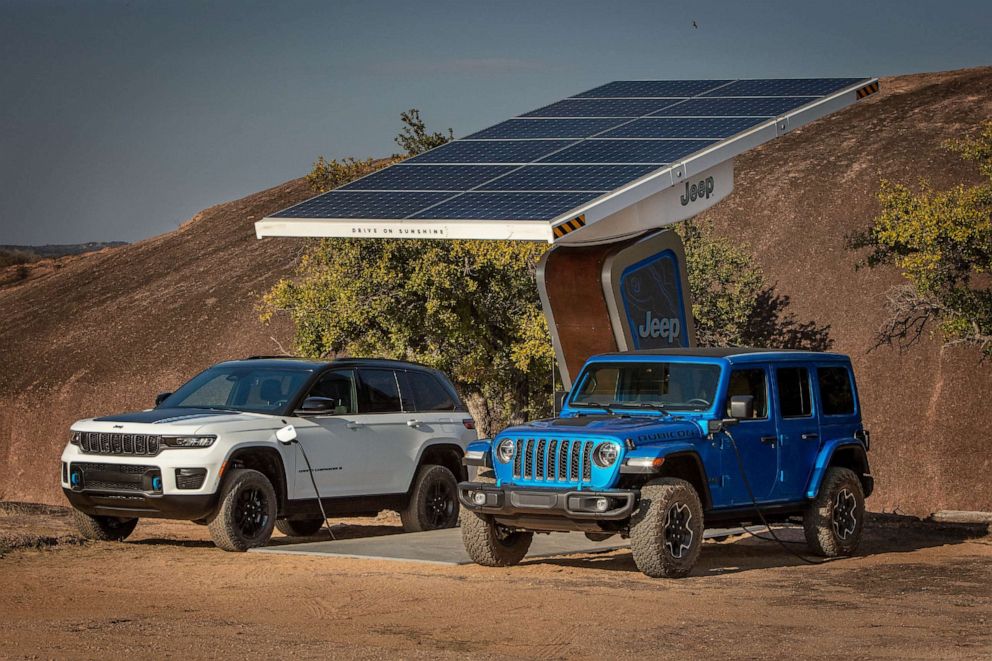 PHOTO: A Jeep Grand Cherokee Trailhawk 4xe and a Wrangler Rubicon 4xe.