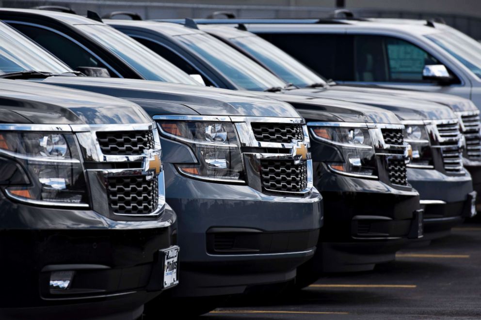 PHOTO: Chevrolet Suburban sports utility vehicles are displayed for sale at a dealership in Frankfort, Ill., April 30, 2015.