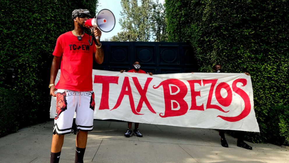 PHOTO: Chris Smalls and other demonstrators protest outside Amazon founder Jeff Bezos' mansion in Beverly Hills, Calif., Oct. 4, 2020.