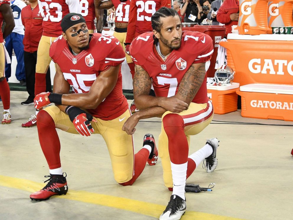 FOTO: Colin Kaepernick e Eric Reid, do San Francisco 49ers, ajoelham-se em protesto durante o hino nacional antes de jogarem os Los Angeles Rams em seu jogo da NFL no Levis Stadium em 12 de setembro de 2016 em Santa Clara, Califórnia.