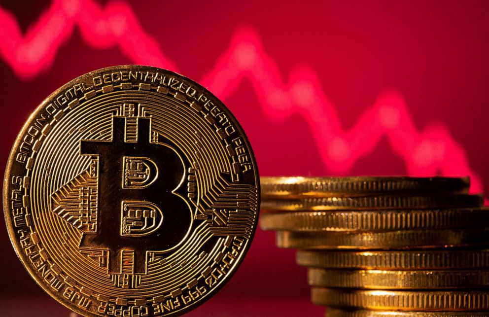 PHOTO : FICHIER - Une représentation du bitcoin est vue devant un graphique boursier dans cette illustration prise le 19 mai 2021.