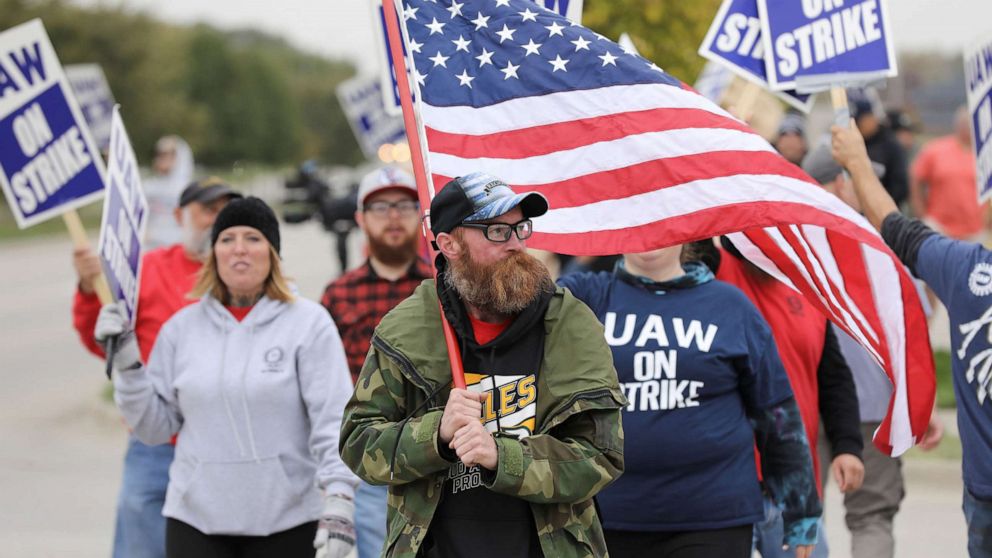 PHOTO: Striking members of the United Auto Workers (UAW) picket at the Deere plant in Ankeny, Iowa, Oct. 20, 2021.