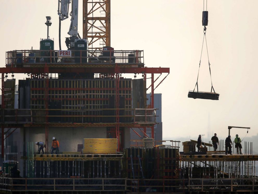 PHOTO: Construction personnel work on a building project just south of Chicagos Loop, Jan. 18, 2017.