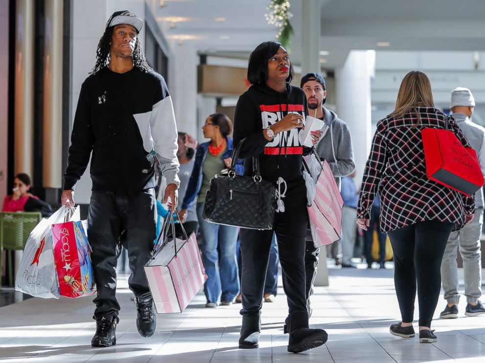 PHOTO: Bargain hunters seek low price deals during Black Friday holiday shopping at the Lenox Square Mall in Atlanta, Georgia, Nov. 25, 2016.