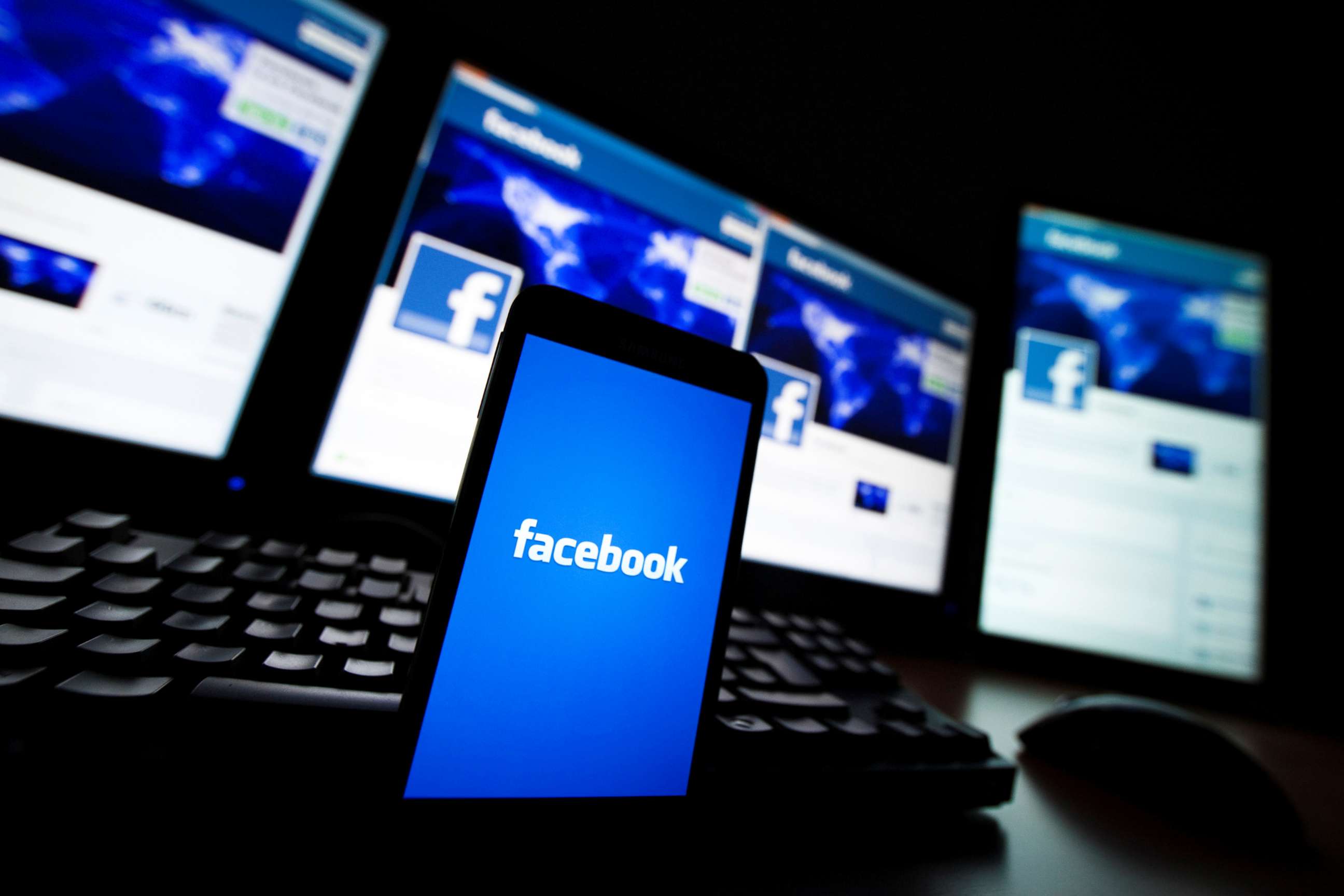 PHOTO: The loading screen of the Facebook application on a mobile phone is seen in this photo illustration taken in Lavigny, Switzerland, May 16, 2012.