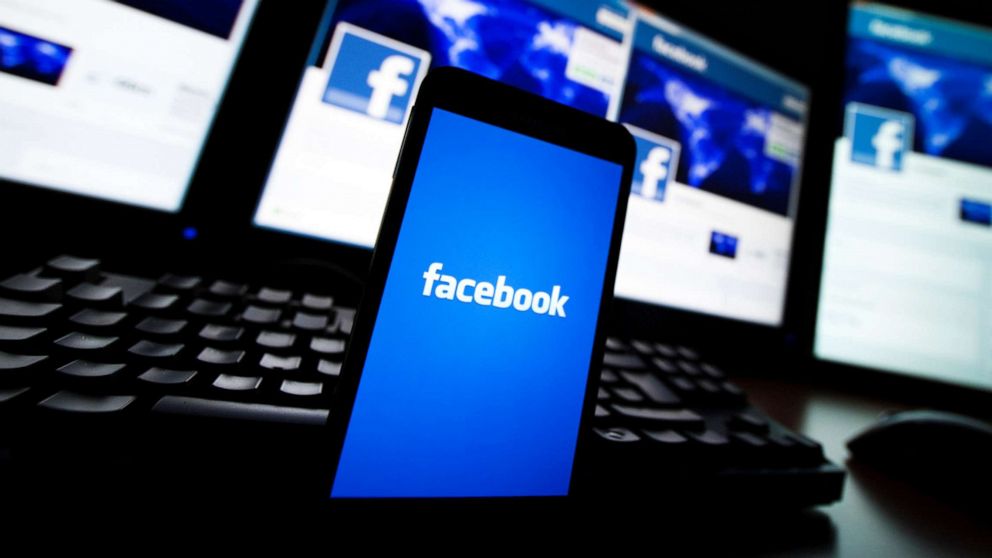 PHOTO: The loading screen of the Facebook application on a mobile phone is seen in this photo illustration taken in Lavigny, Switzerland, May 16, 2012.