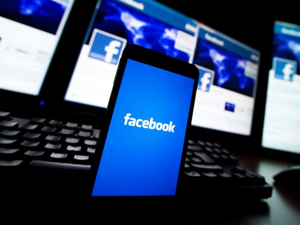 PHOTO: The loading screen of the Facebook application on a mobile phone is seen in this photo illustration taken in Lavigny, Switzerland, May 16, 2012.