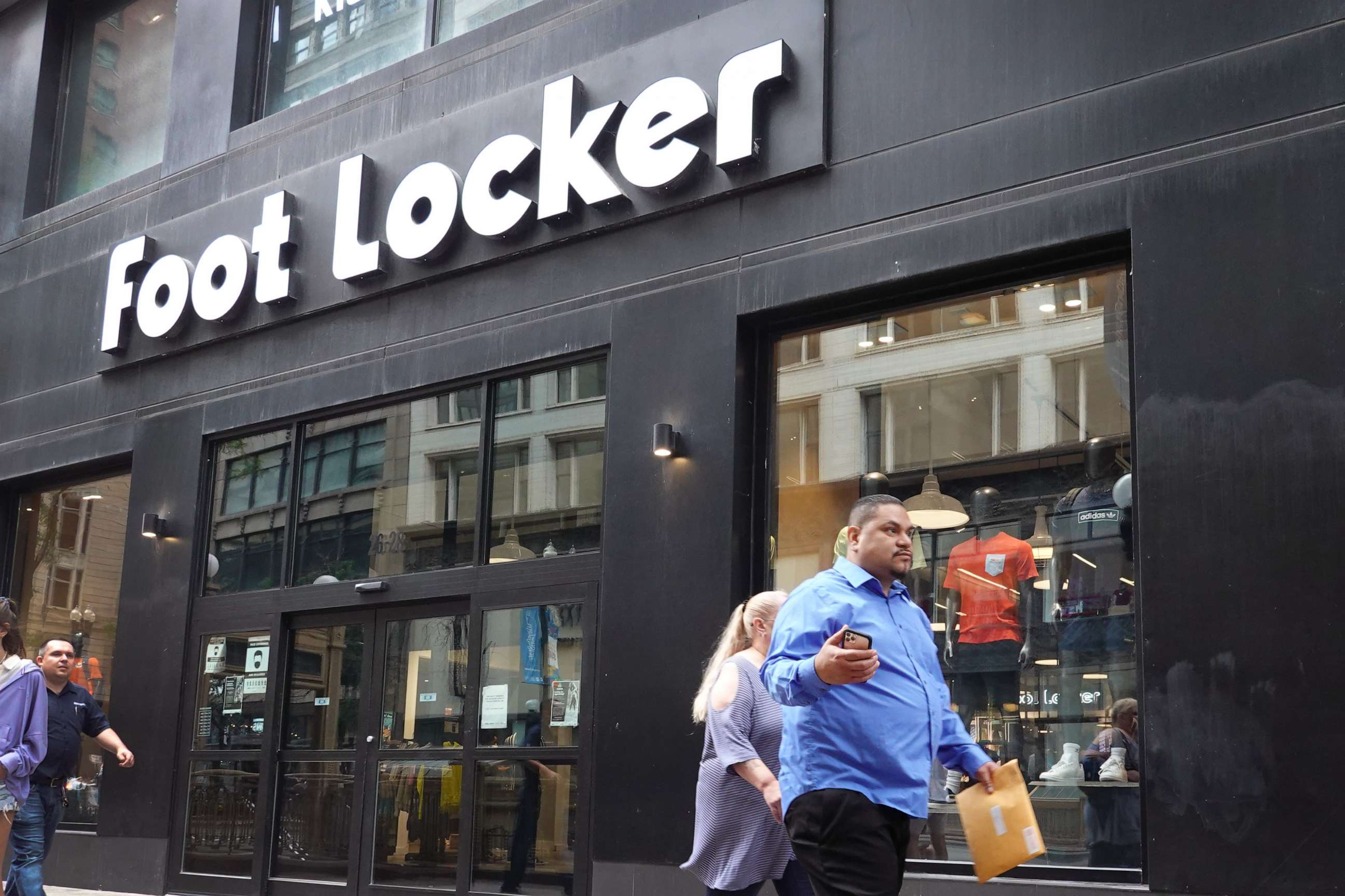 Foot Locker Announces Plan To Close 400 Stores By 2026 ABC News