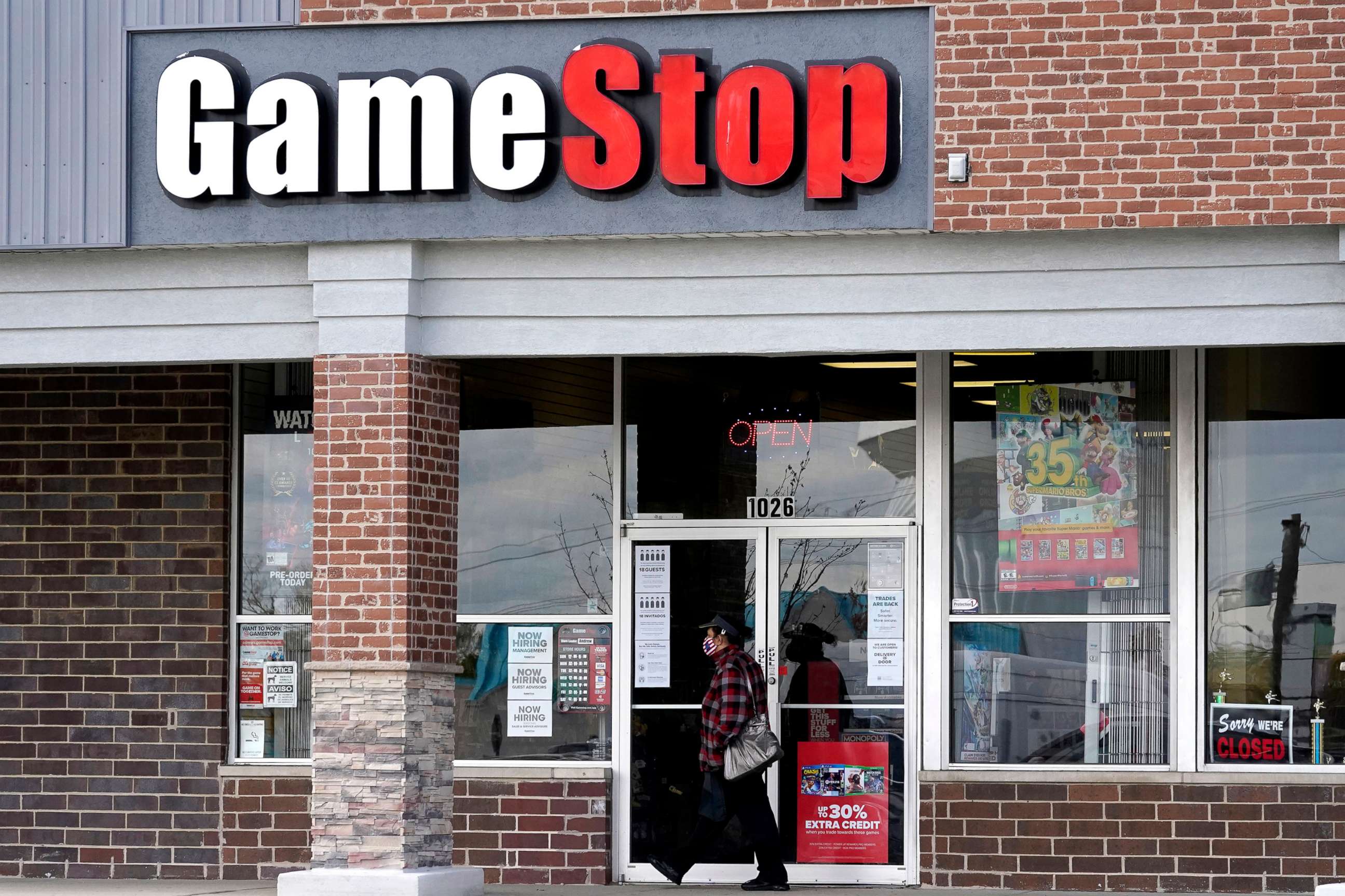 PHOTO:A woman wears a face mask as she walks past a GameStop store in Des Plaines, Ill., Oct. 15, 2020.