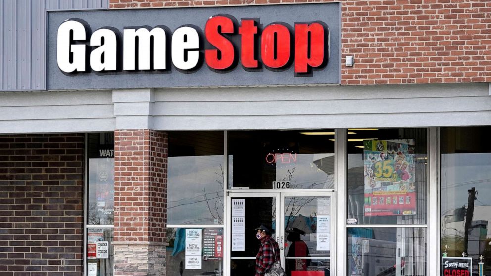 PHOTO:A woman wears a face mask as she walks past a GameStop store in Des Plaines, Ill., Oct. 15, 2020.