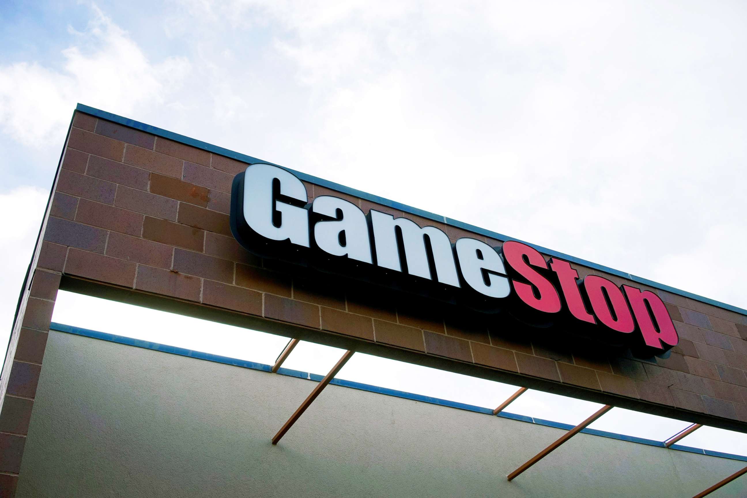 PHOTO: The GameStop store sign marks the shop in Westminster, Colo. Jan. 14, 2014.