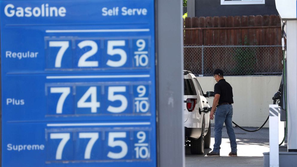 写真：2022年5月25日、カリフォルニア州メンロパークのシェブロンガソリンスタンドで、1ガロンあたり7.00ドルを超えるガス価格が表示されます。