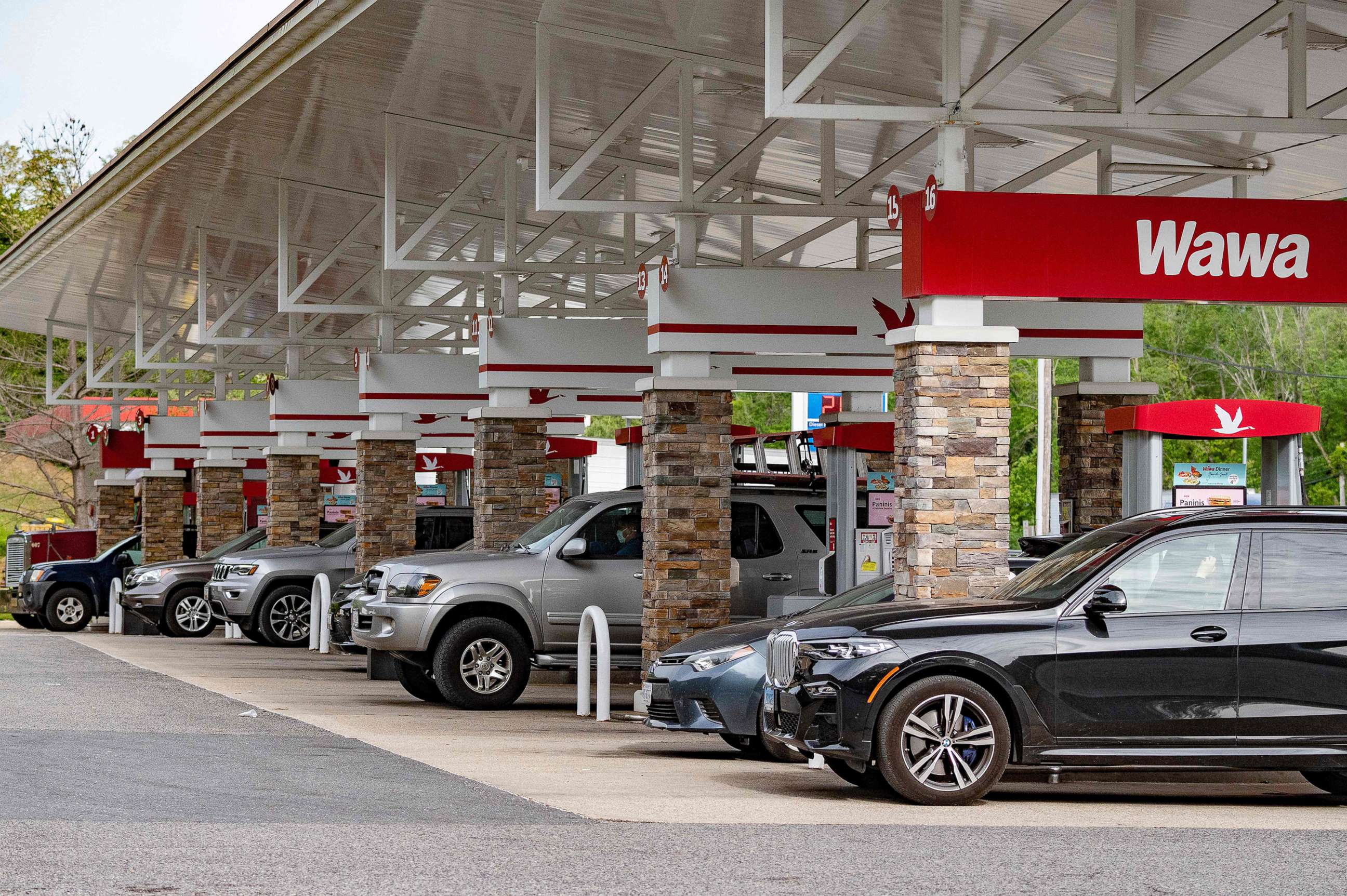 PHOTO: People line up to get gas at a station in Annapolis, Md., May 12, 2021.