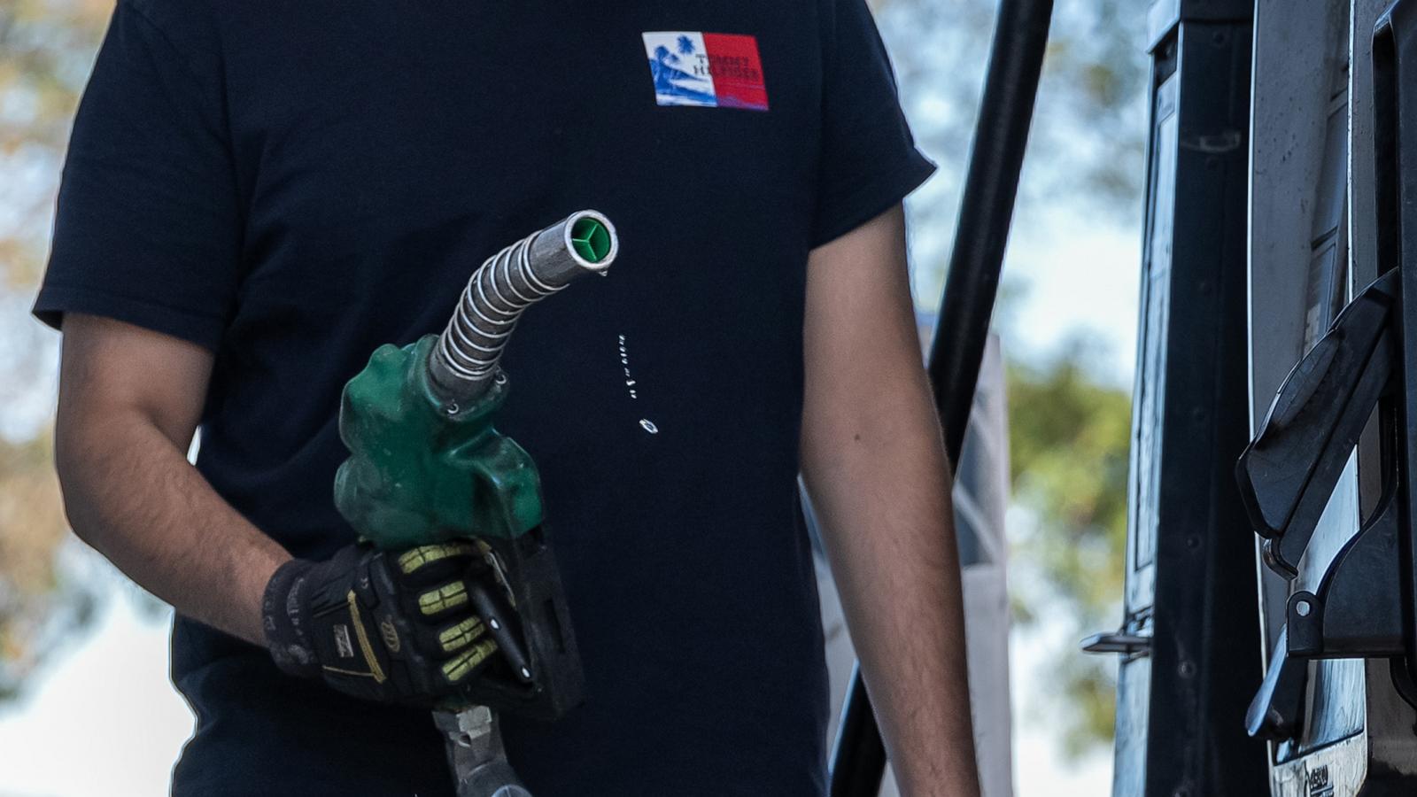 Gas prices unlikely to drop below $4 before midterms, some experts say. Here's why.