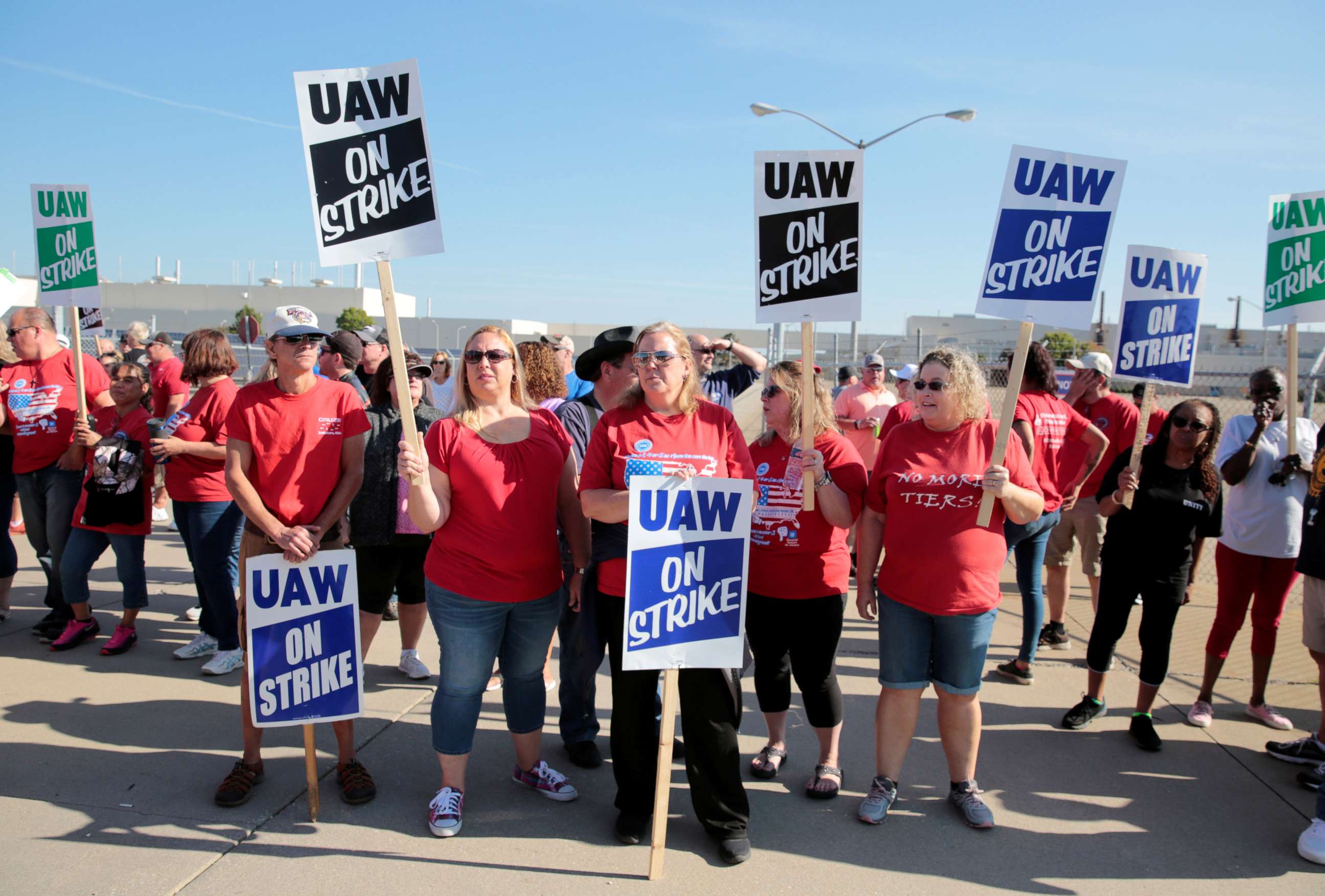 PHOTO: General Motors assembly workers picket outside the shuttered Lordstown Assembly plant during the United Auto Workers (UAW) national strike in Lordstown, Ohio, Sept. 20, 2019. 