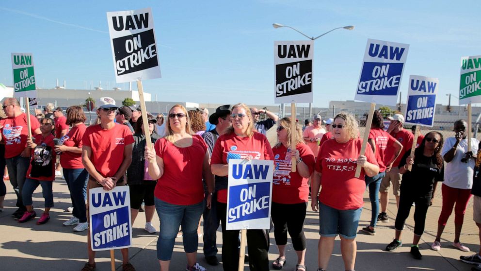 PHOTO: General Motors assembly workers picket outside the shuttered Lordstown Assembly plant during the United Auto Workers (UAW) national strike in Lordstown, Ohio, Sept. 20, 2019. 