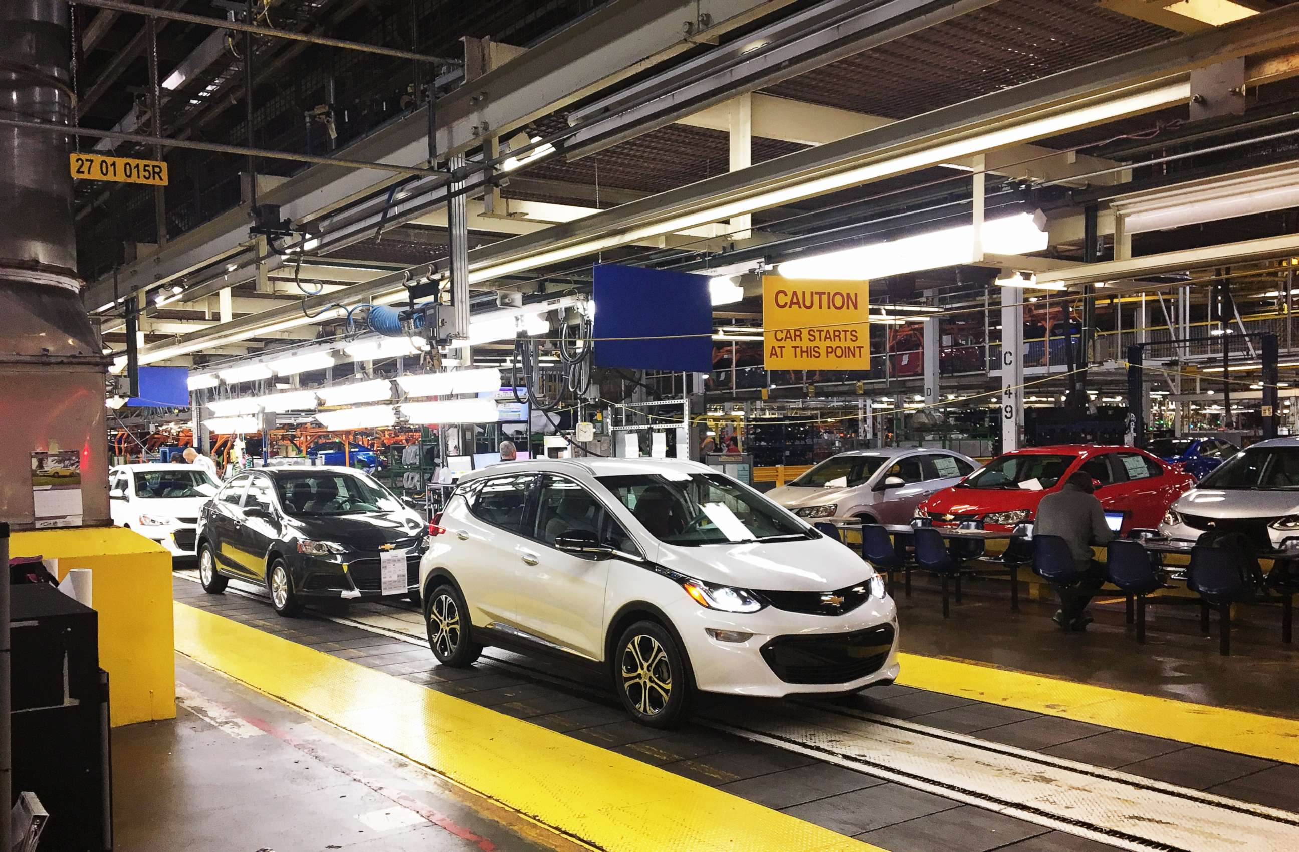 PHOTO: Workers assemble Chevy Bolt EV cars at the General Motors assembly plant in Orion Township, Mich., Nov. 4, 2016.