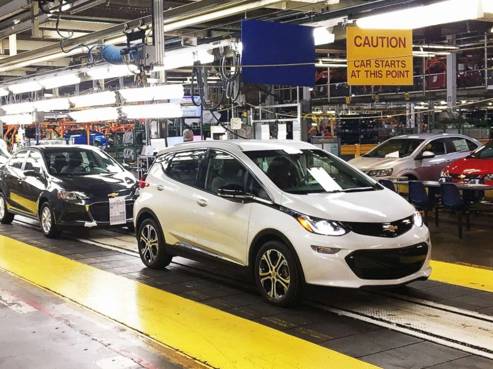 PHOTO: Workers assemble Chevy Bolt EV cars at the General Motors assembly plant in Orion Township, Mich., Nov. 4, 2016.