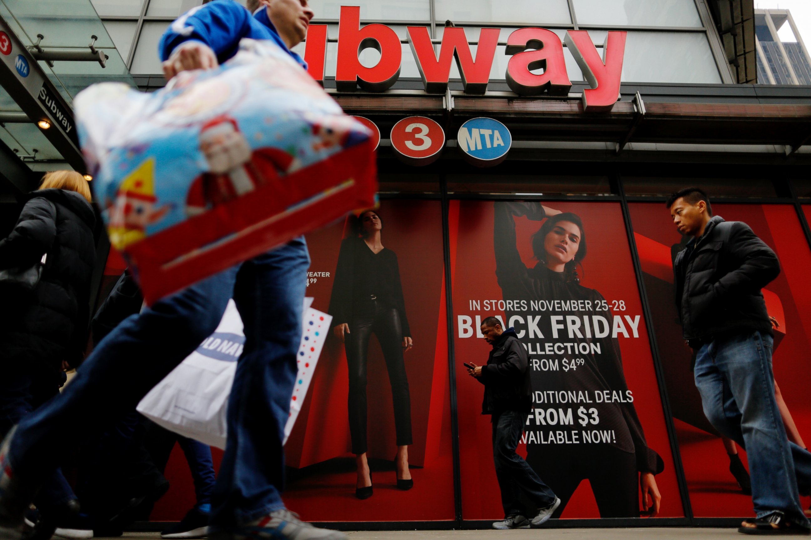 PHOTO: People walk with shopping bags during Black Friday events on Nov. 25, 2016 in New York.