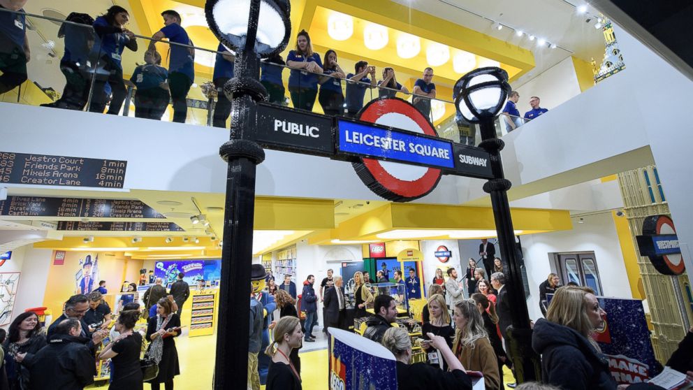 forfader udbrud Aktiv World's Largest Lego Store Opens in London - ABC News