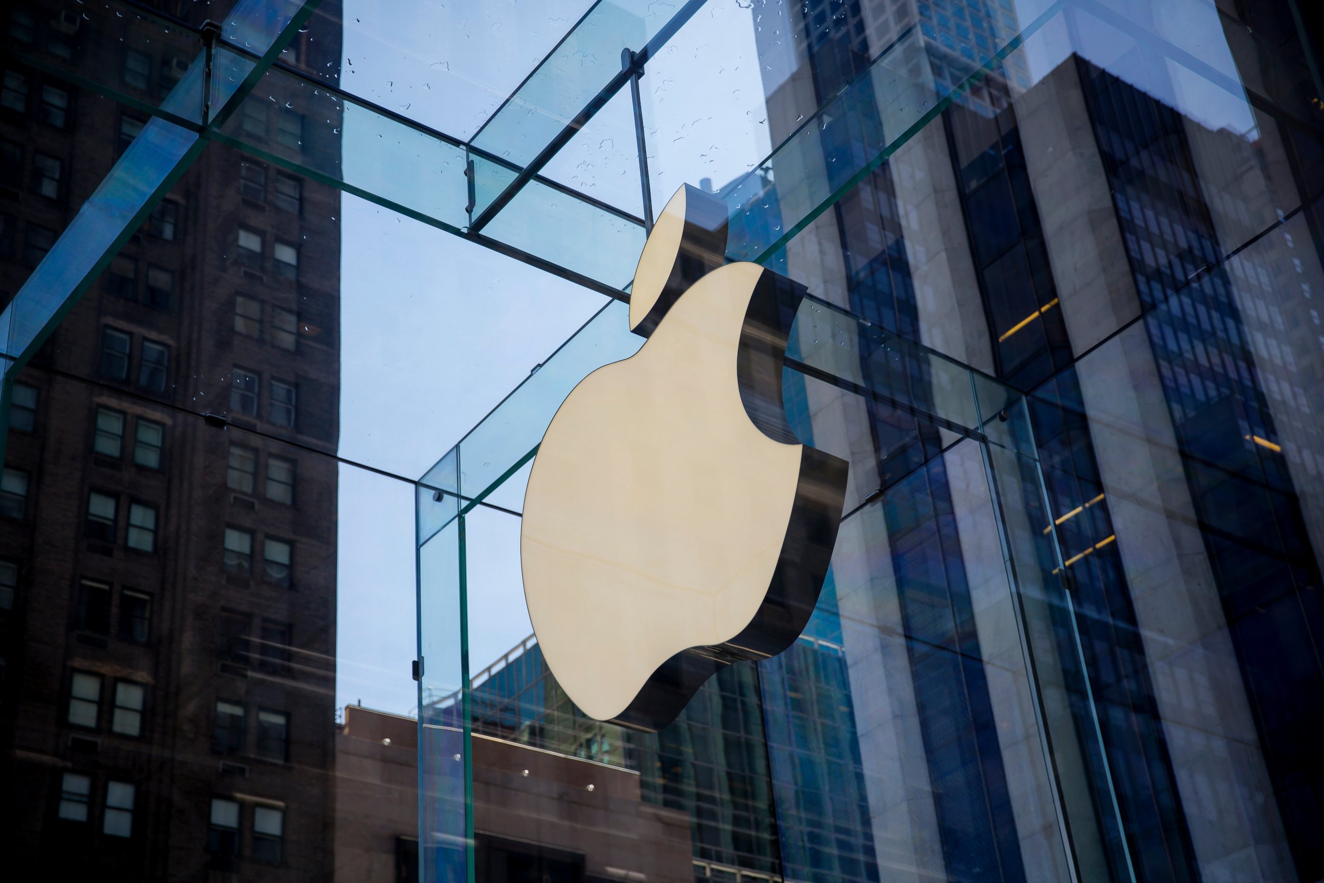 PHOTO: The Apple logo is displayed at the Apple Store June 17, 2015 on Fifth Avenue in New York City. 