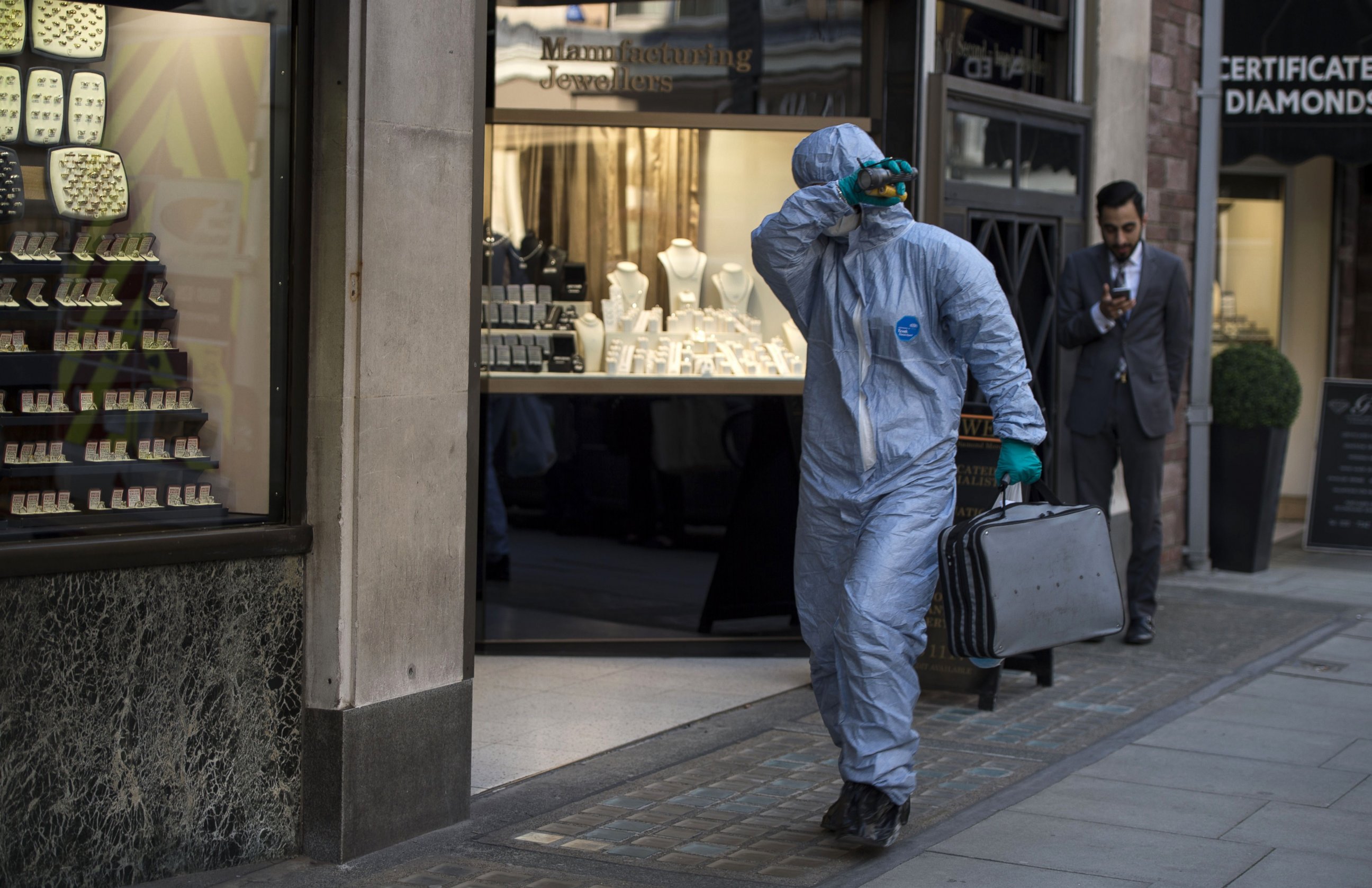 PHOTO: A forensic expert arrives at the Hatton Garden Safe Deposit Limited on April 7, 2015 in London.